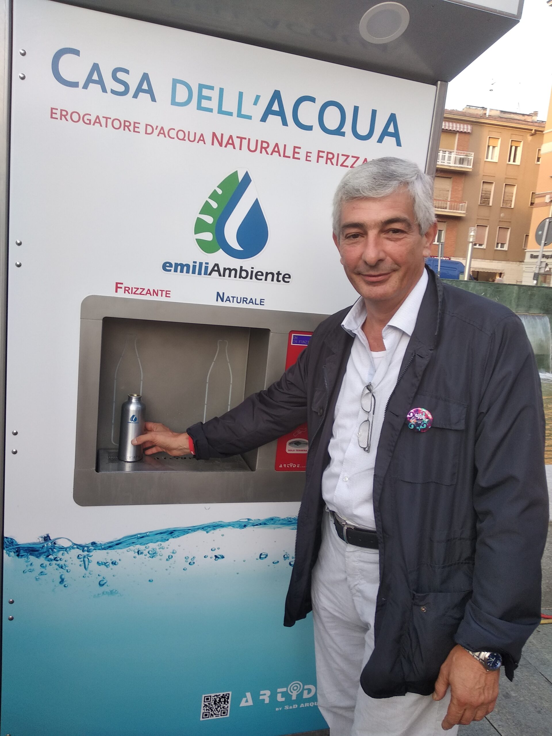 Adriano Fava, Presidente di EmiliAmbiente SpA, alla fontanella dell'acqua attiva in Piazza Garibaldi durante Borgofood 2019