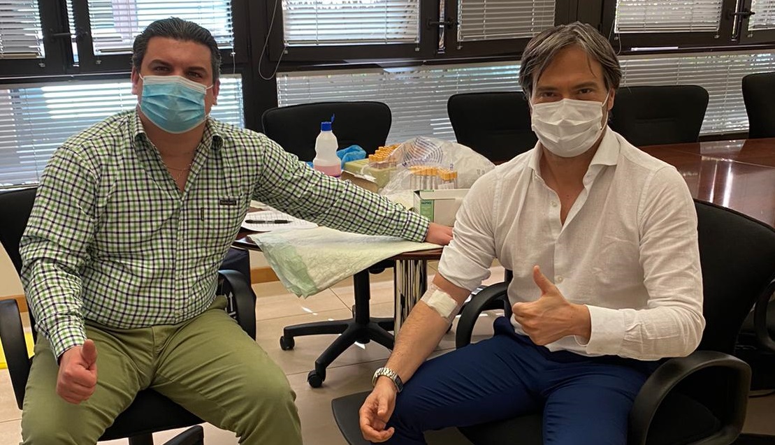 Nell'immagine il Direttore Generale di EmiliAmbiente, Andrea Peschiuta (a destra), insieme all'addetto del laboratorio Lifebrain, che ha svolto il test